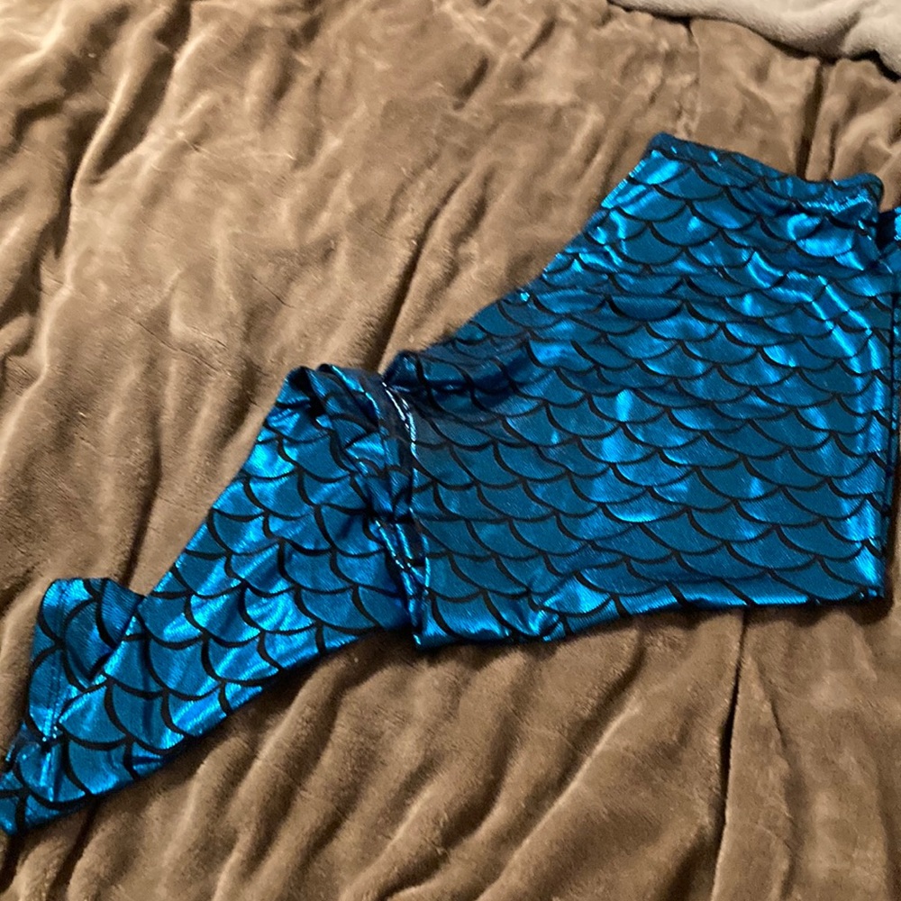 Shimmery blue XL mermaid leggings.